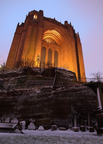 20130118-liverpool-cathedral-cemetery-snow-2.jpg