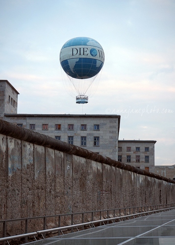 20141106-balloon-and-berlin-wall.jpg