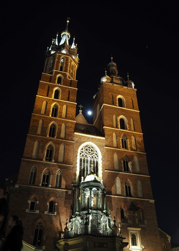 20260228-moon-and-st-mary's-basilica.jpg